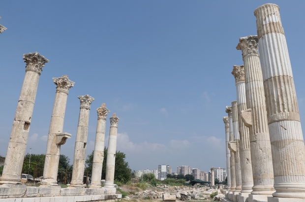 Mersin'in Anıtsal Yapıları, kent içindeki anıtsal yapıların hemen hemen tamamı XIX.yy.eseridir. Kentin eski mahallelerindeki bu eserlerin de çoğu Türk-İslam eseridir.Bezmi-i Alem Valide Sultan Çeşmesi kentin en eski islami yapısı.