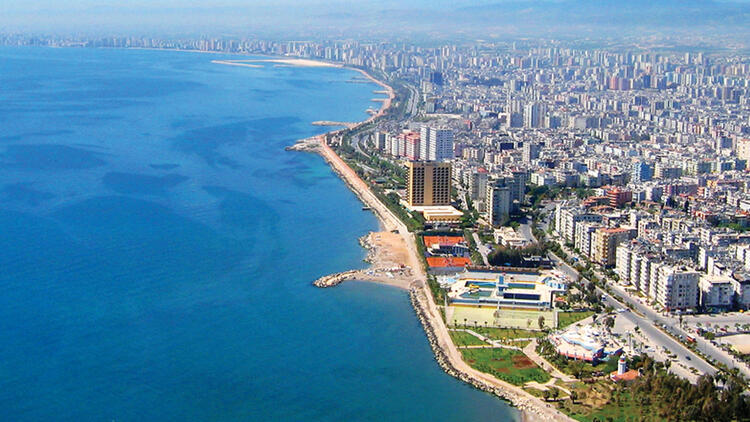 Mersin 321 km sahil şeridi ile Türkiye'nin önemli bir sahil kentidir. Mersin kıyılarının yaklaşık 105 km'lik bölümünü doğal kumsallar oluşturmaktadır.